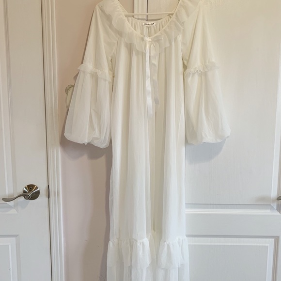 BEAUTY SLEEPING GOWN SIZE SMALL/MEDIUM - Picture 2 of 8